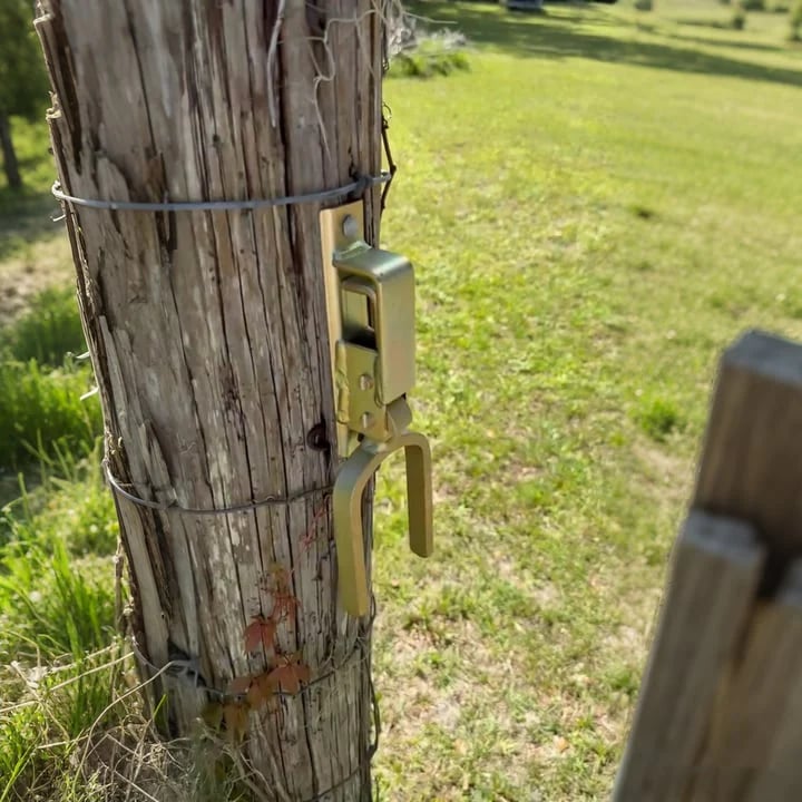 🔥LAST DAY 49% OFF🔥Instant Locking Gate Latch – Prevents Cattle, Sheep & Horses From Escaping